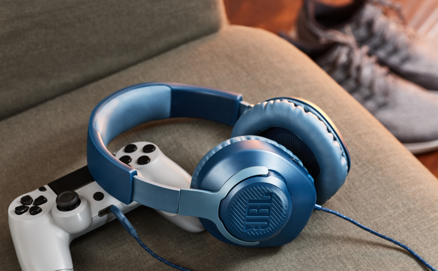 JBL Quantum 100 Играйте еще дольше и с большим комфортом благодаря амбушюрам с эффектом памяти - Image