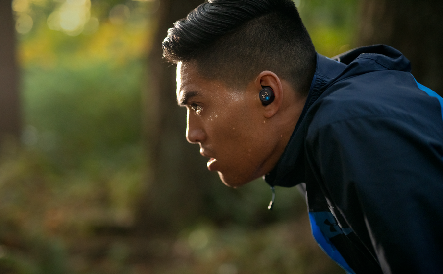 Under Armour True Wireless Flash – Engineered by JBL Высококачественная конструкция с защитой от воды  для занятий спортом - Image
