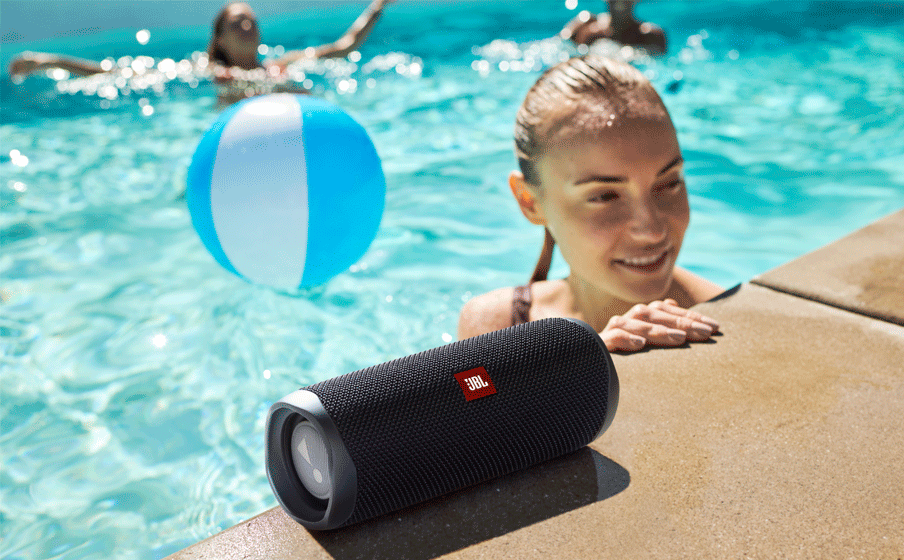 JBL Flip 5 Благодаря степени защиты от воды IPX7 этот динамик можно взять с собой в бассейн или на пляж. - Image