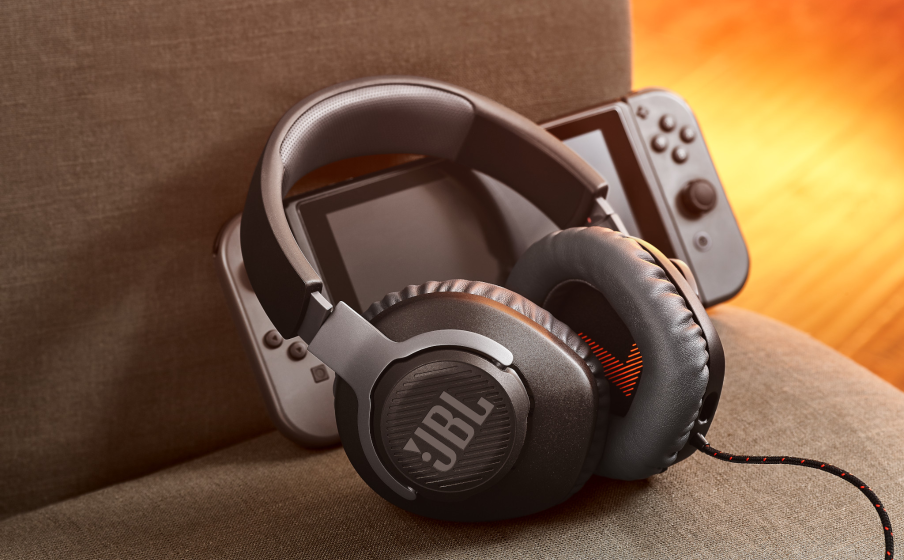 JBL Quantum 100 Будьте в гуще игровых событий с технологией JBL QuantumSOUND Signature - Image