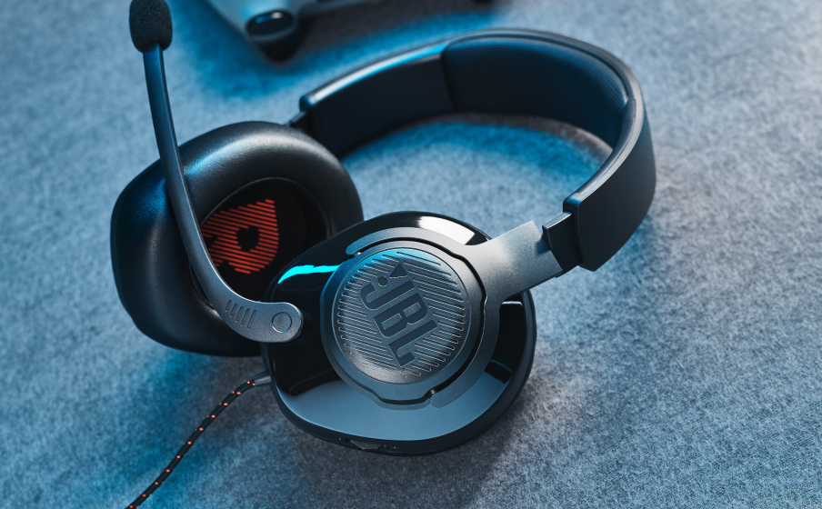 JBL Quantum 200 Играйте еще дольше и с большим комфортом благодаря амбушюрам с эффектом памяти - Image